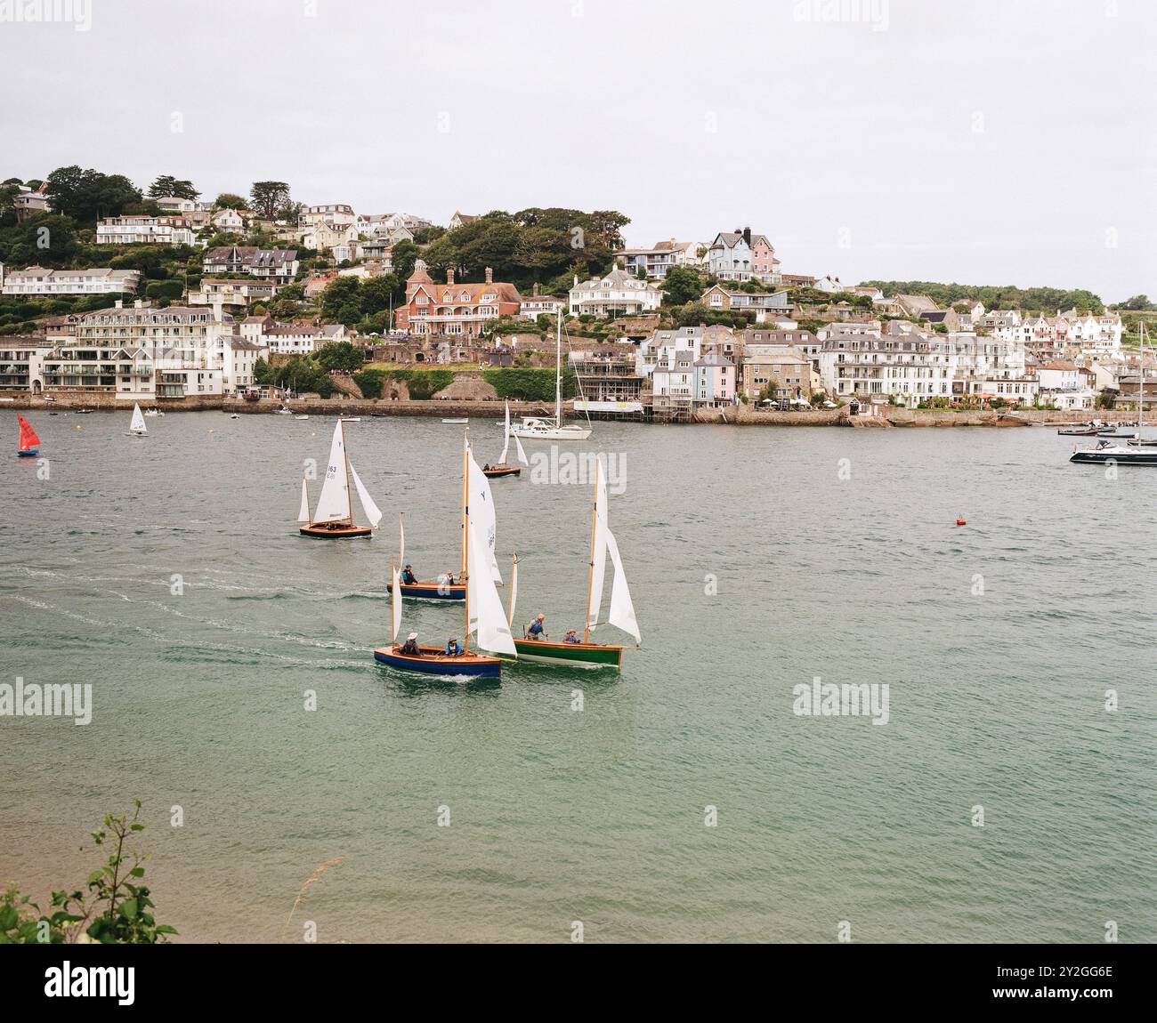 Dinghy Rennen vor Salcombe Harbour in der Salcombe Kingsbridge Mündung, Salcombe, Devon, Großbritannien. Stockfoto