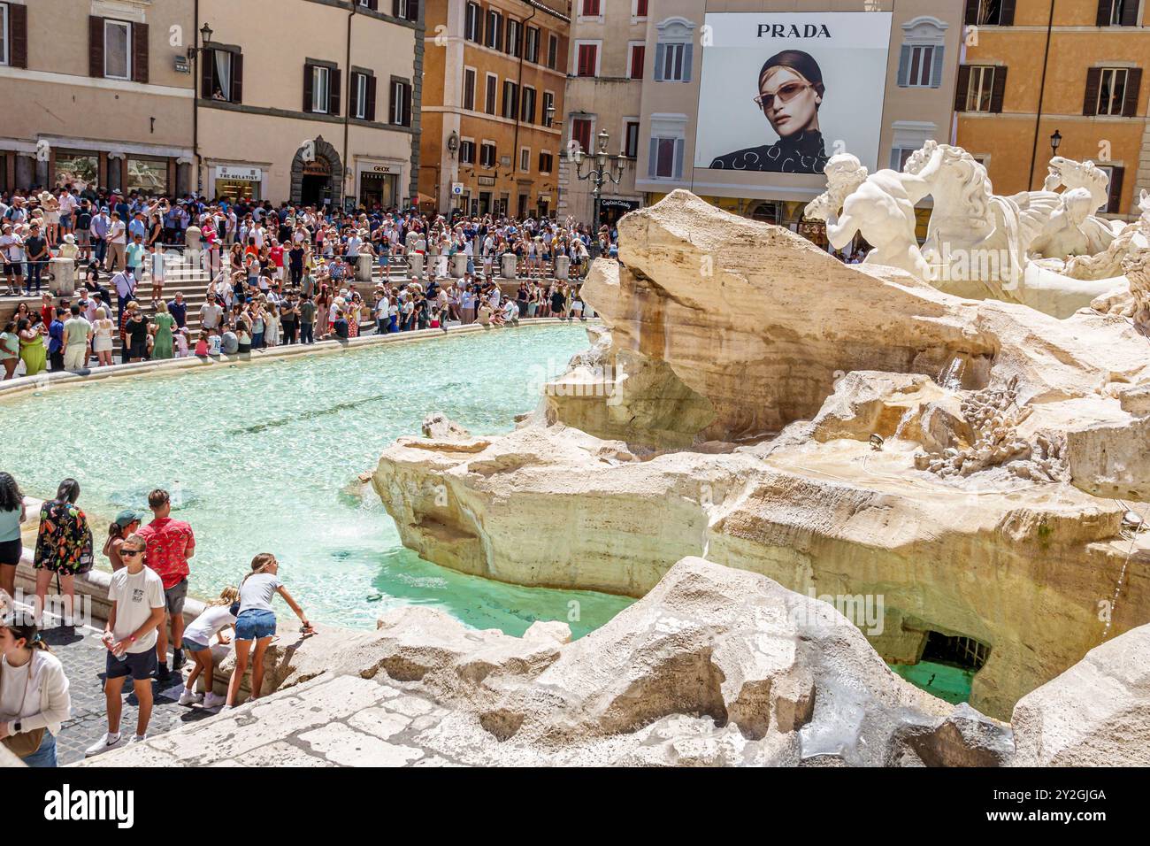 Rom Italien, Piazza di Trevi, Trevi Brunnen, Fontana di Trevi, Barock Design Architekt Nicola Salvi, große Touristenmenge, Männer Frauen Paare Familien besuchen Stockfoto