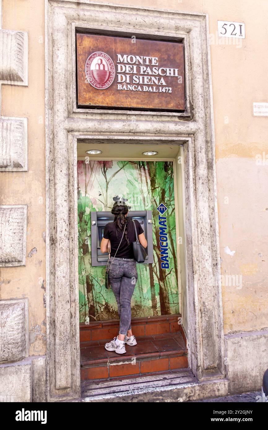 Rom Italien, Via del Tritone, Banca Monte dei Paschi di Siena, Bank Geldautomat, Frau, die benutzt, Italienisch Europa Europäische EU, Besucher reisen Reise Tour Touristen Tour Stockfoto