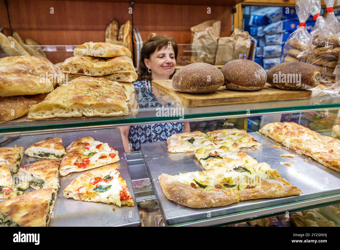 Neapel Neapel Italien, Via dei Tribunali, Panetteria Coppola Bäckerei, innen, Vitrinenverkauf, Frau Arbeiter Manager Besitzer, Backwaren, Pizzabrot, I Stockfoto