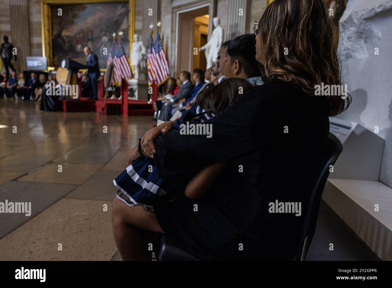 Washington, Usa. September 2024. Die Familie von Corporal Humberto A. Sanchez, einer von dreizehn in Kabul, Afghanistan, getöteten Mitgliedern des US-Militärdienstes, sitzt am Dienstag, den 10. September 2024, im US-Kapitol in Washington, DC, während einer Goldmedaille des Kongresses. Foto: Anna Rose Layden/UPI Credit: UPI/Alamy Live News Stockfoto