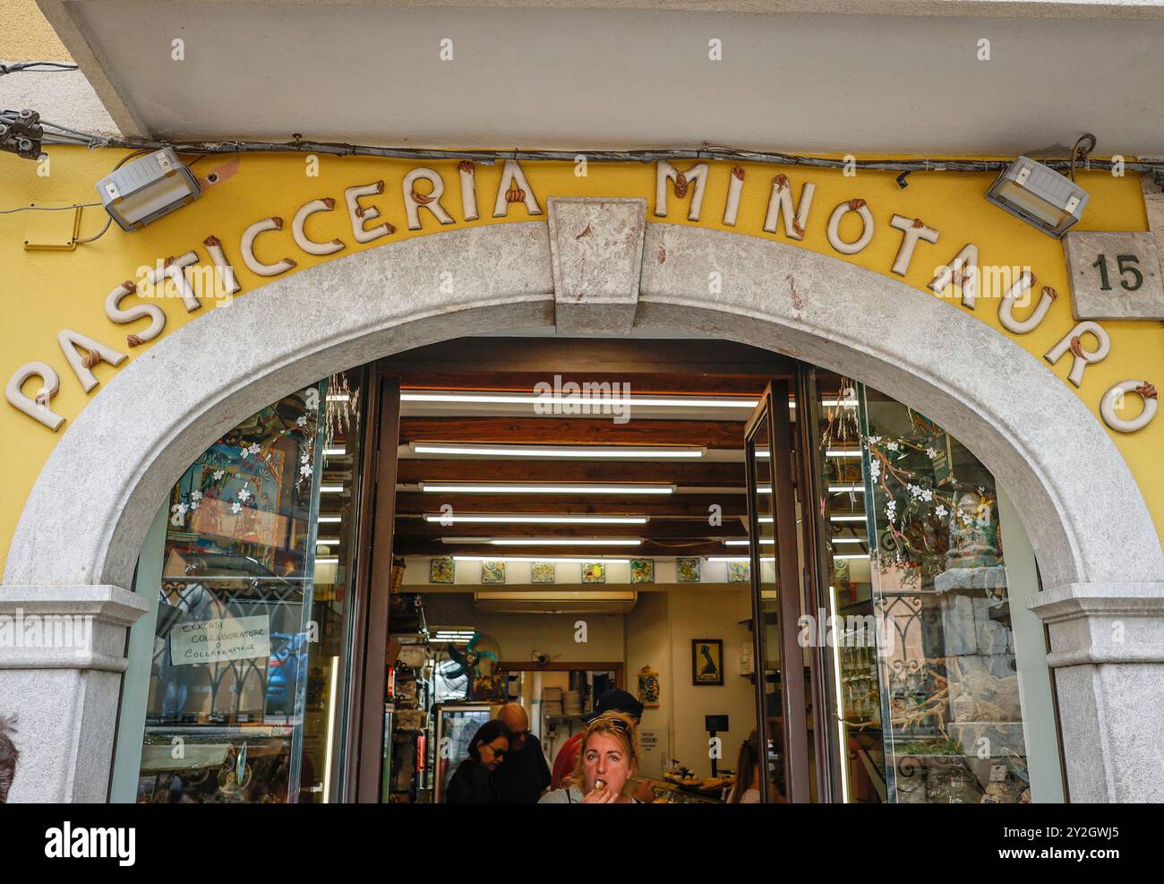 Traditionelle sizilianische Marzipandesserts und Kuchen in der Pasticceria Minotauro in Taormina, Sizilien, die vom Konditor Nuccio Angelo geführt wird Stockfoto