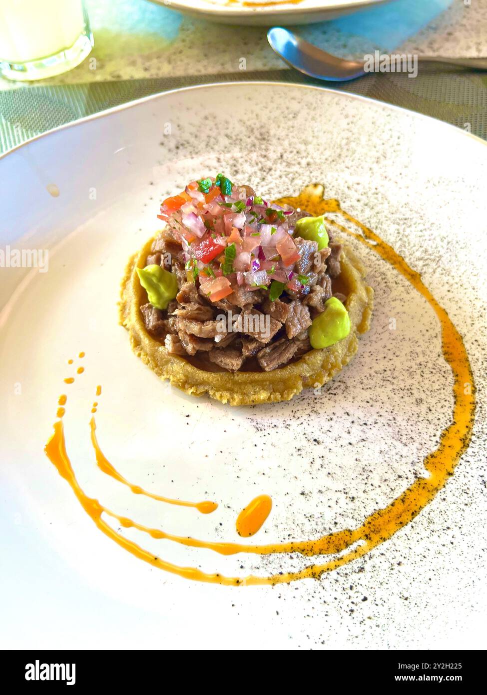 Mexikanische Tortilla zum Mittagessen in La Paz, BCS, Mexiko. Mit Fleisch, Tomaten und Guacamole. Weiße Platte. Farbige Platte. Stockfoto