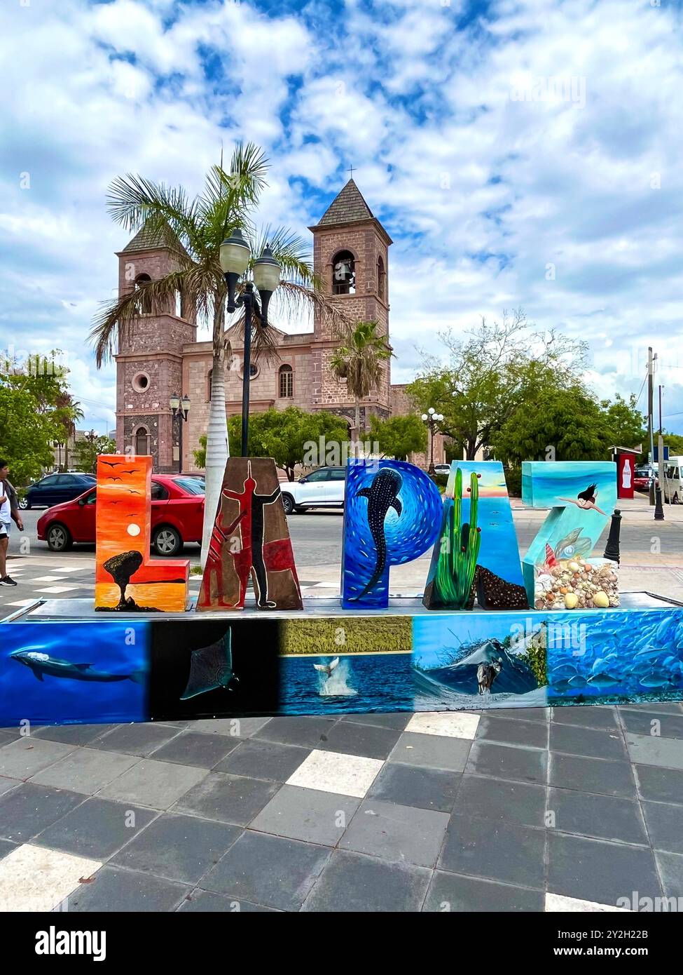 Das Stadtzentrum von La Paz BCS Mexiko. Die Kathedrale mit dem farbenfrohen Schild „LA PAZ“. Stockfoto