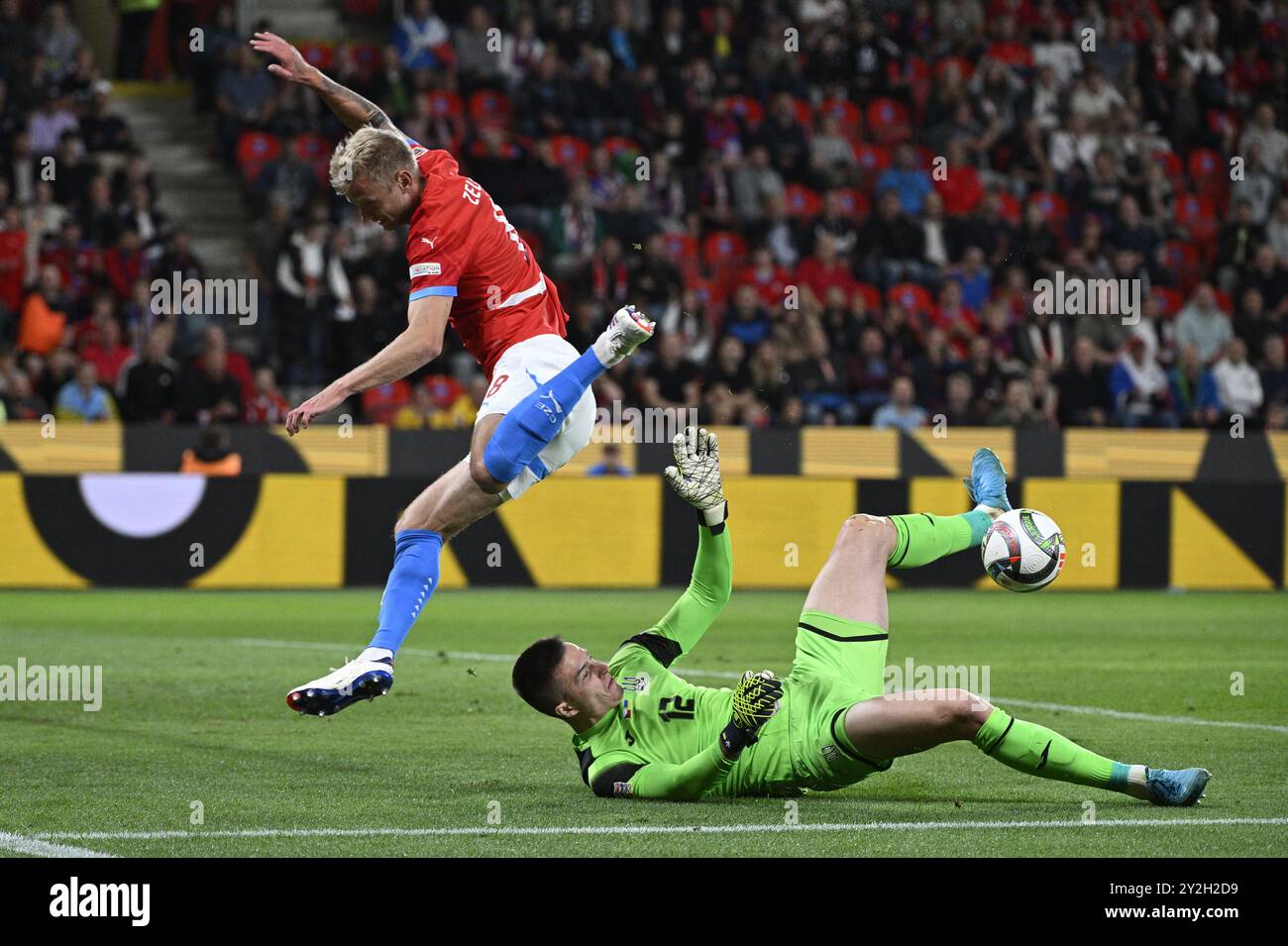 Prag, Tschechische Republik. September 2024. L-R Jaroslav Zeleny (CZE) und Torhüter Anatoliy Trubin (UKR) im Einsatz während des Spiels Tschechien gegen die Ukraine in der 2. Runde der B1 Gruppe der Football Nations League in Prag, Tschechische Republik, 10. September 2024. Quelle: Michal Kamaryt/CTK Photo/Alamy Live News Stockfoto