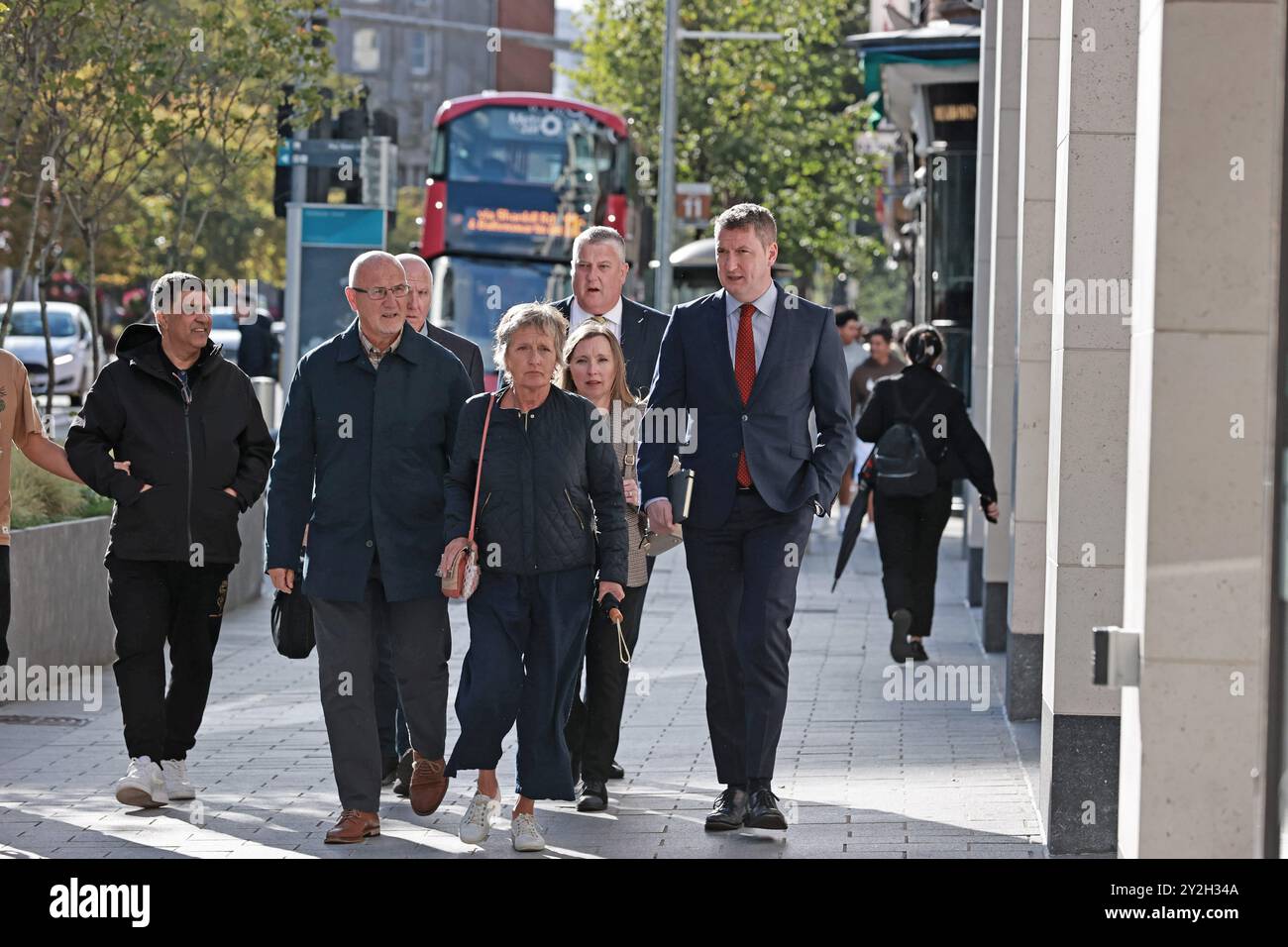 Die Familie von Pat Finucane (links-rechts) Seamus Finucane, Geraldine Finucane, Katherine Finucane und John Finucane kommen im Erskine House in Belfast an, um mit der nordirischen Sekretärin Hilary Benn über die Ermordung des Anwalts Pat Finucane im Jahr 1989 zu sprechen. Bilddatum: Dienstag, 10. September 2024. Stockfoto