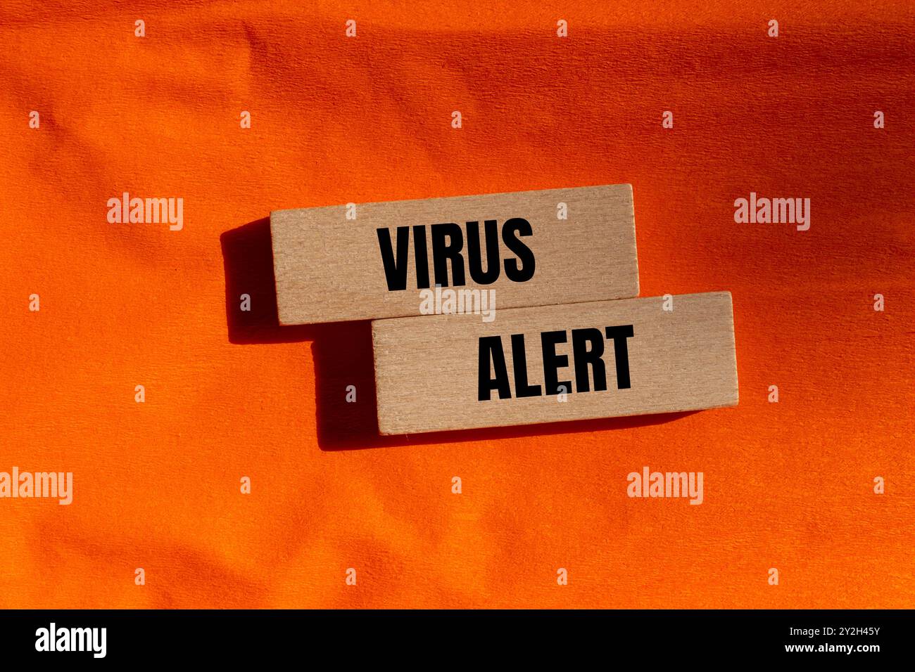 Viruswarnmeldung auf Holzblöcken mit orangem Hintergrund geschrieben. Konzeptionelles Virus-Warnsymbol. Kopierbereich. Stockfoto