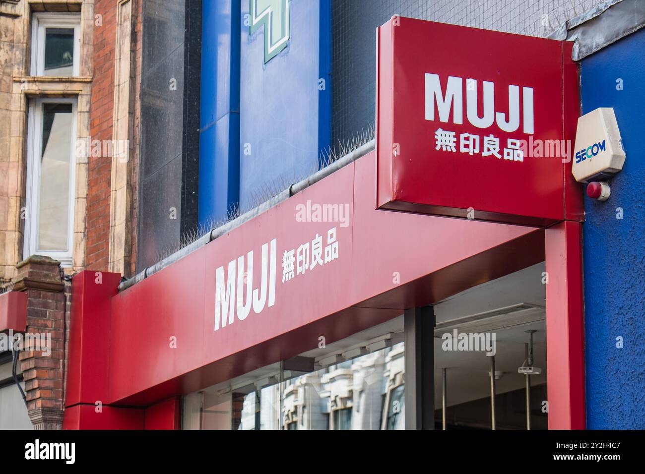 London, Großbritannien - 24. Juli 2024: Muji-Shop-Logo. Ryohin Keikaku Co., Ltd. Oder Kabushiki-gaisha Ryōhin Keikaku (TYO) oder Muji oder Mujirushi Ryōhin ist Japaner Stockfoto