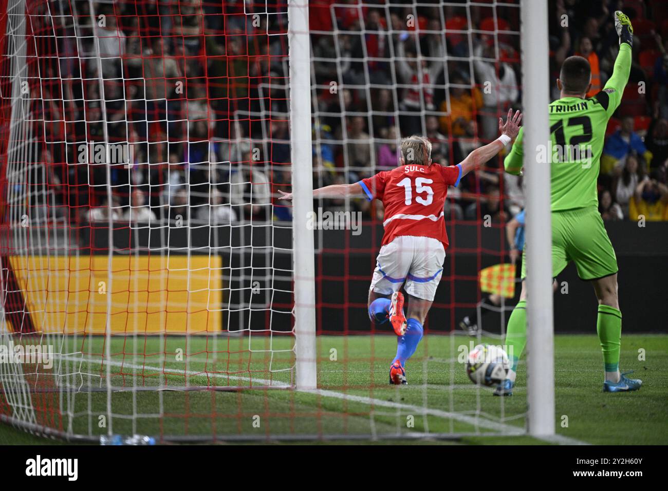 Prag, Tschechische Republik. September 2024. L-R Pavel Sulc (CZE) erzielte beim Spiel Tschechien gegen die Ukraine in der 2. Runde der B1-Gruppe der Football Nations League in Prag, Tschechien, am 10. September 2024 einen Treffer gegen Torwart Anatoliy Trubin (UKR). Quelle: Michal Kamaryt/CTK Photo/Alamy Live News Stockfoto