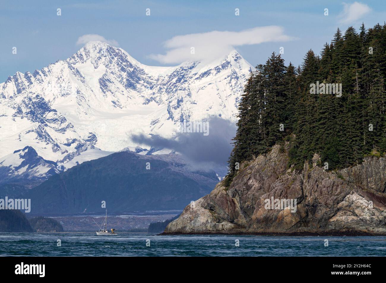 Langleinenfischboot im Cross Sound mit der Fairweather Mountain Range im Hintergrund, Südosten von Alaska, USA. Stockfoto