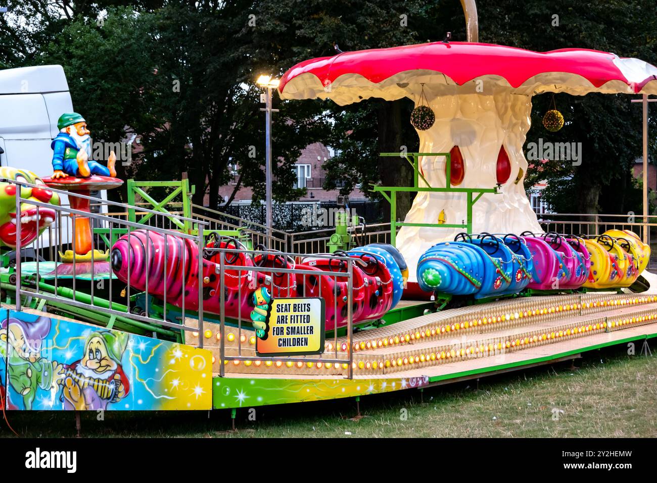 Die Kinder fahren auf einem Wanderfest in Saffron Walden, Essex, Großbritannien Stockfoto