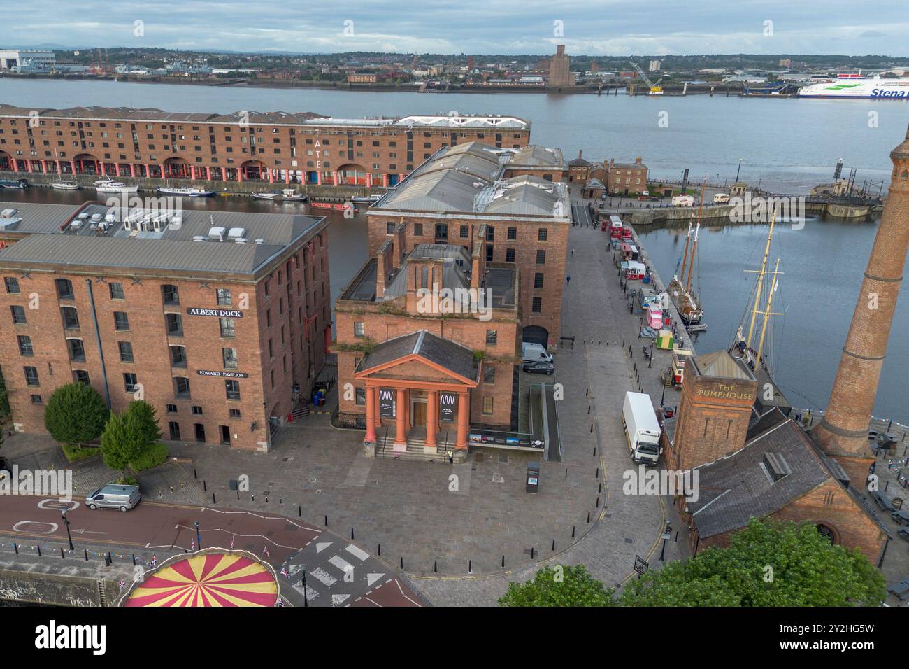 Aus der Vogelperspektive auf das Dr Martin Luther King Jr Building, Hartley Quay, Salthouse Quay, Royal Albert Dock, Liverpool, UK. Stockfoto