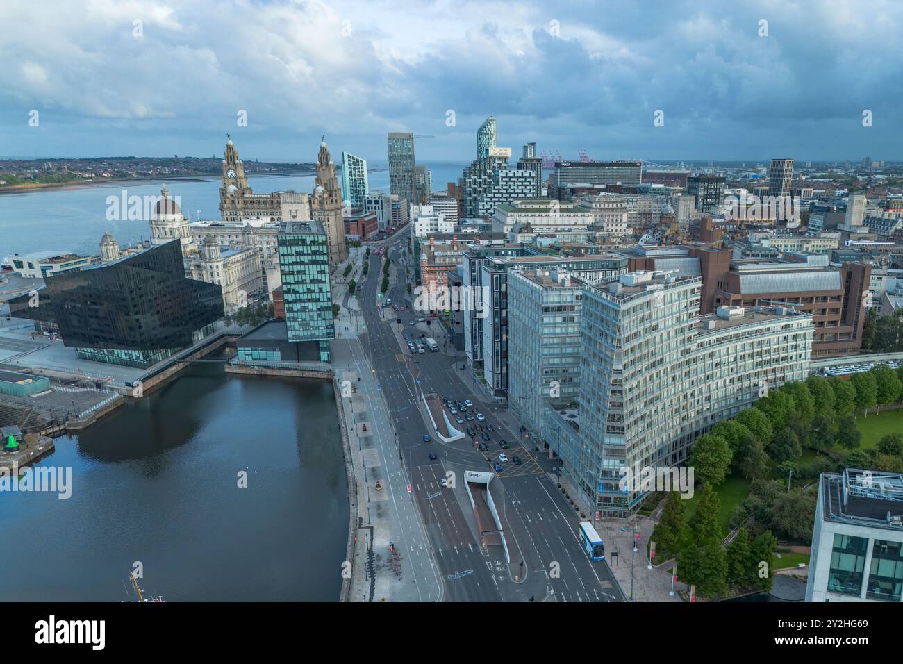 Aus der Vogelperspektive auf das Stadtzentrum von Liverpool mit Blick auf die Strand Street in Richtung St Johns Beacon, Großbritannien. Stockfoto
