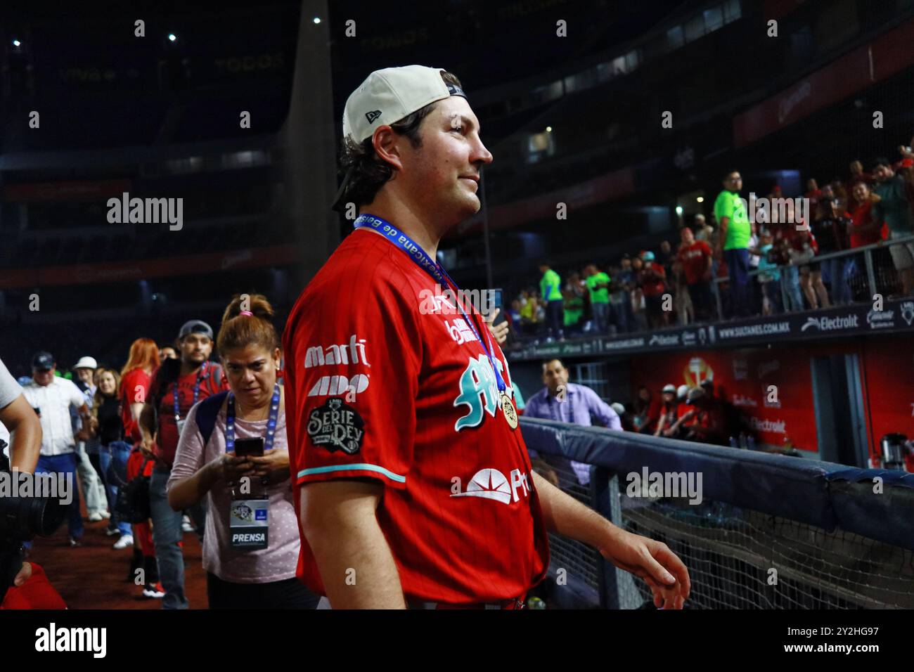 Monterrey, Mexiko. September 2024. Trevor Bauer #96 von Diablos Rojos, feiert nach dem Gewinn der mexikanischen Baseball League (LMB) King Series Championship 2024 im Estadio Mobil Super. Diablos Rojos besiegt Sultanes de Monterrey mit 4:2. Diablos Rojos gewann die Serie mit 4:0. Am 9. September 2024 in Monterrey, Mexiko. (Foto: Carlos Santiago/ Credit: Eyepix Group/Alamy Live News Stockfoto