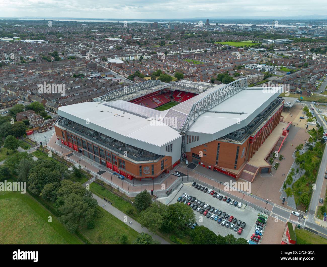Aus der Vogelperspektive von Anfield, dem Heimstadion des Liverpool FC, der englischen Premier League (EPL) neben Stanley Park, Liverpool, Großbritannien. Stockfoto