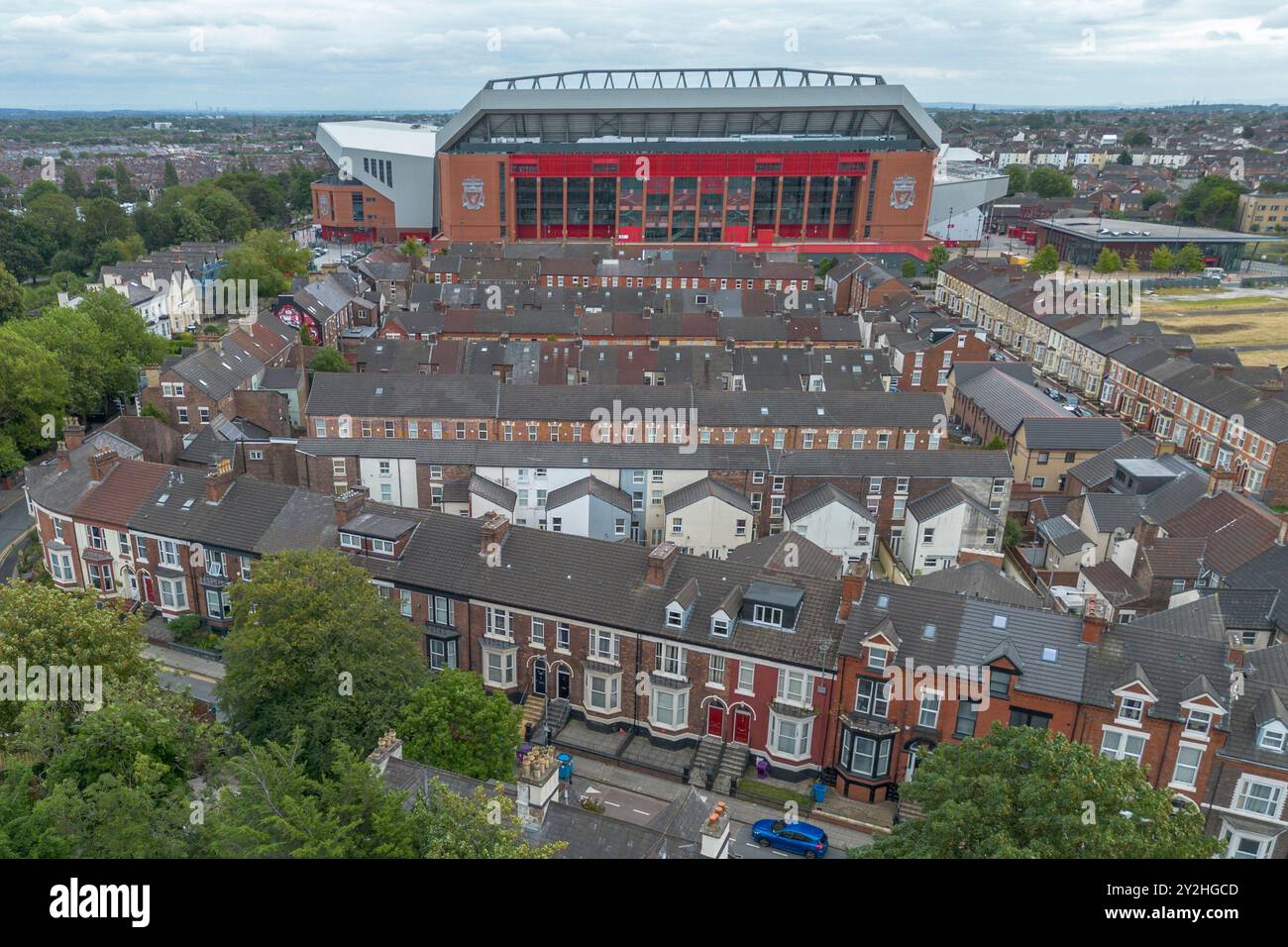 Aus der Vogelperspektive auf Anfield, Heimstadion des Liverpool Football Club, und die Straßen rund um das Stadion in Liverpool, Großbritannien. Stockfoto