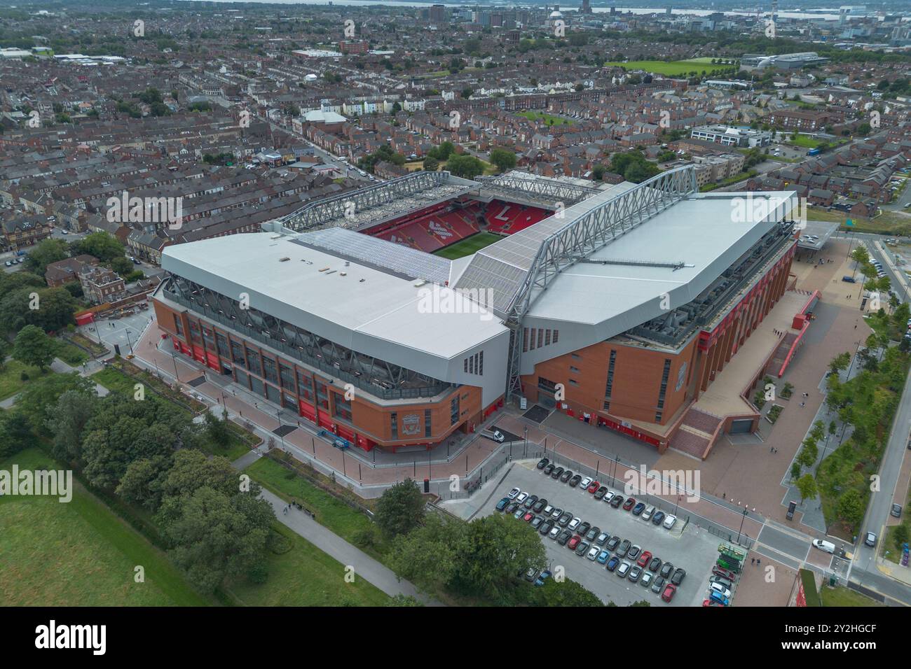 Aus der Vogelperspektive von Anfield, dem Heimstadion des Liverpool FC, der englischen Premier League (EPL) neben Stanley Park, Liverpool, Großbritannien. Stockfoto