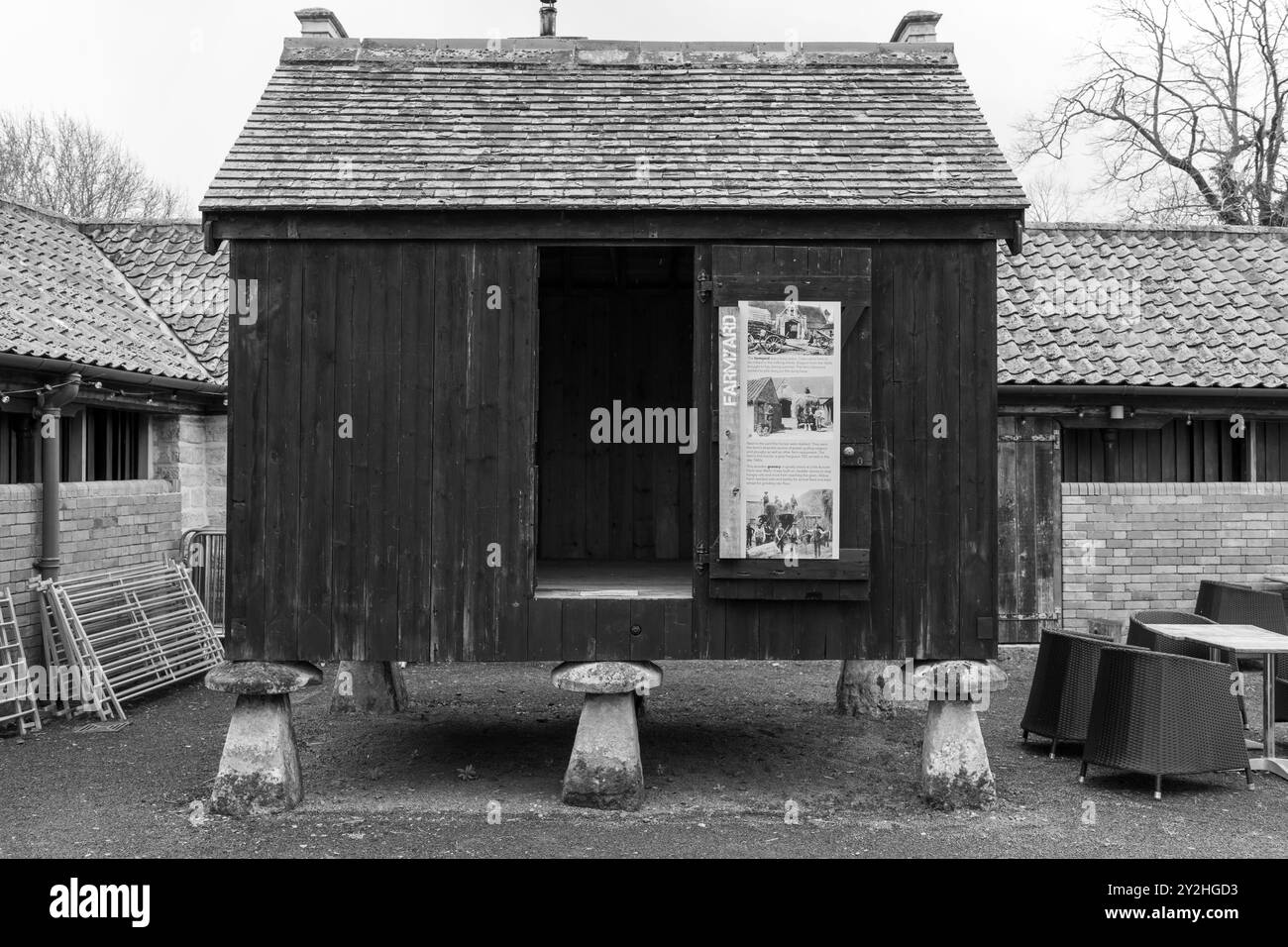 Glastonbury.Somerset.Vereinigtes Königreich. 24. März 2024. Ein altmodischer Speicher auf Baumsteinen ist im Somerset Rural Life Museum zu sehen Stockfoto