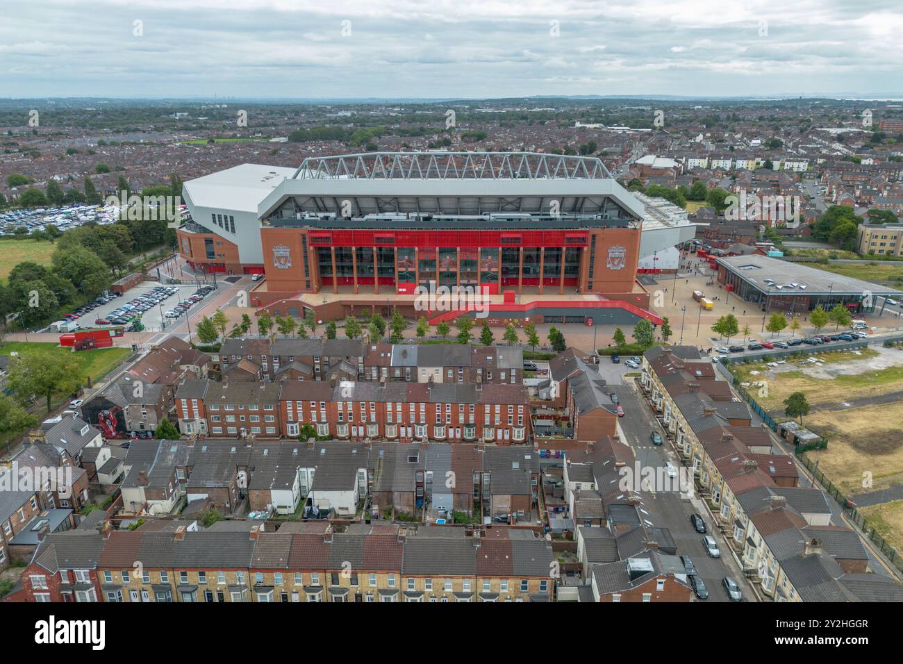 Aus der Vogelperspektive auf Anfield, Heimstadion des Liverpool Football Club, und die Straßen rund um das Stadion in Liverpool, Großbritannien. Stockfoto