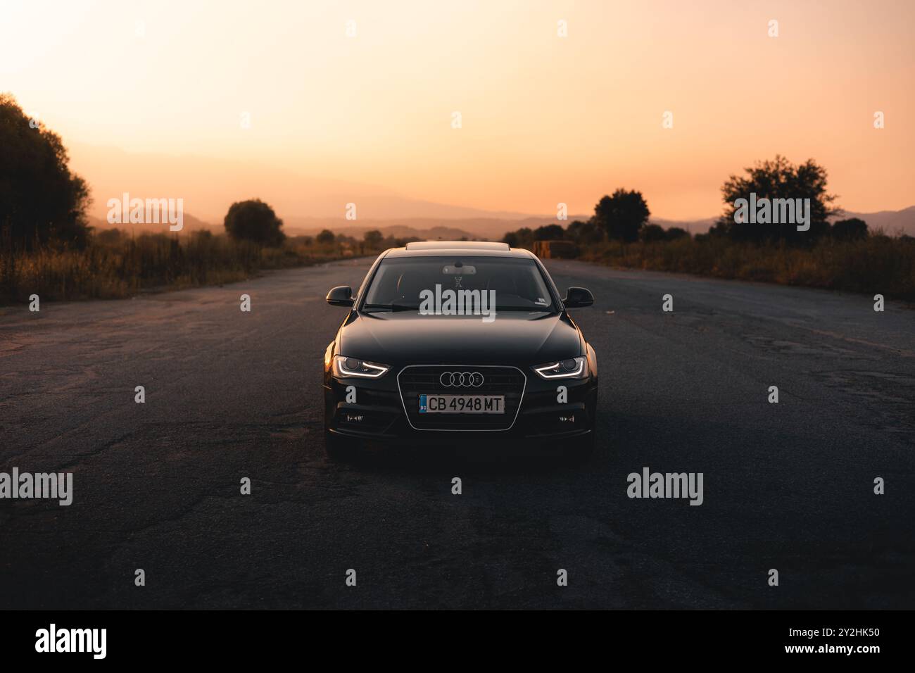 Bulgarien - 10 02 2024: Schwarzer Audi S4 parkt mitten auf einem verlassenen Flughafen mit schöner Landschaft im Hintergrund. Stockfoto