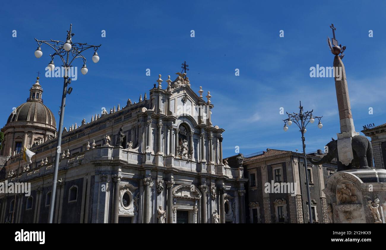 Die Kathedrale, der Elefantenbrunnen und die Piazza del Duomo von Catania, Sizilien Stockfoto