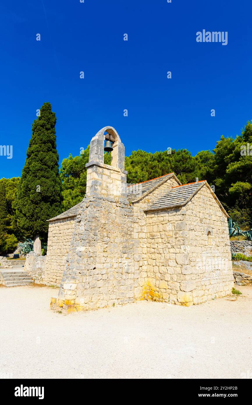 Die Kirche St. Nikolaus, eine mittelalterliche rustikale Kapelle aus dem 13. Jahrhundert auf dem Marjan-Hügel in Split, Kroatien Stockfoto