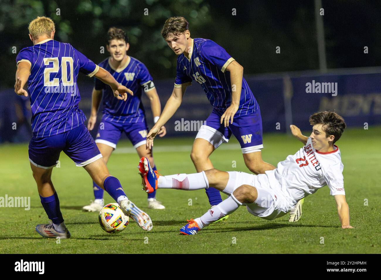 Seattle, Washington, USA. September 2024. Der Spieler LEVI HAWK #27 von der University of Washington, RHYS GOURDIE #16, wird von der University of Washington gestolpert, als der UW-Spieler NICK O'BRIEN #20 den Ball prozessiert, im Spiel University of Washington gegen Seattle University, wobei die UW den Sieg mit 2:1 gewinnt. (Kreditbild: © Melissa Levin/ZUMA Press Wire) NUR REDAKTIONELLE VERWENDUNG! Nicht für kommerzielle ZWECKE! Stockfoto