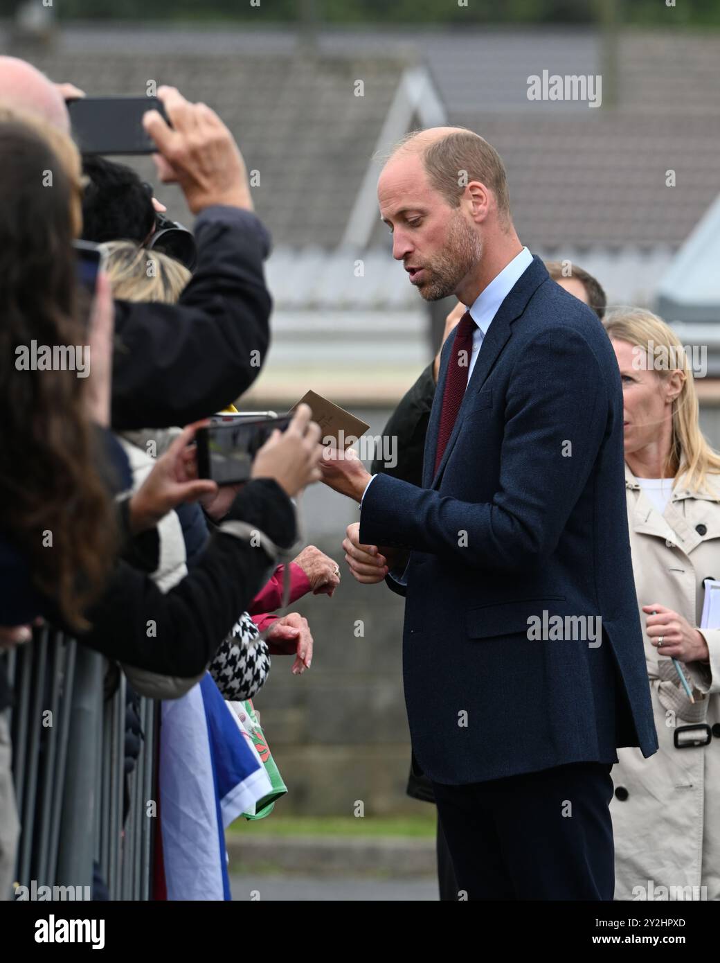 Llanelli, Wales UK 10. September 2024 HRH Prinz William, Prince of Wales begrüßt Wohlwollende vor der Swiss Valley Primary School, wo er Schüler traf, die 2024 am Urdd Eisteddfod teilnahmen, einem einwöchigen Festival, das die walisische Sprache und Kultur feiert. Seine Reise nach Llanelli in Südwales beinhaltete auch einen Besuch der Wales Air Ambulance, deren Schirmherr er ist, und Parc y Scarlets, der Heimat der Scarlets Rugby Union. Stockfoto