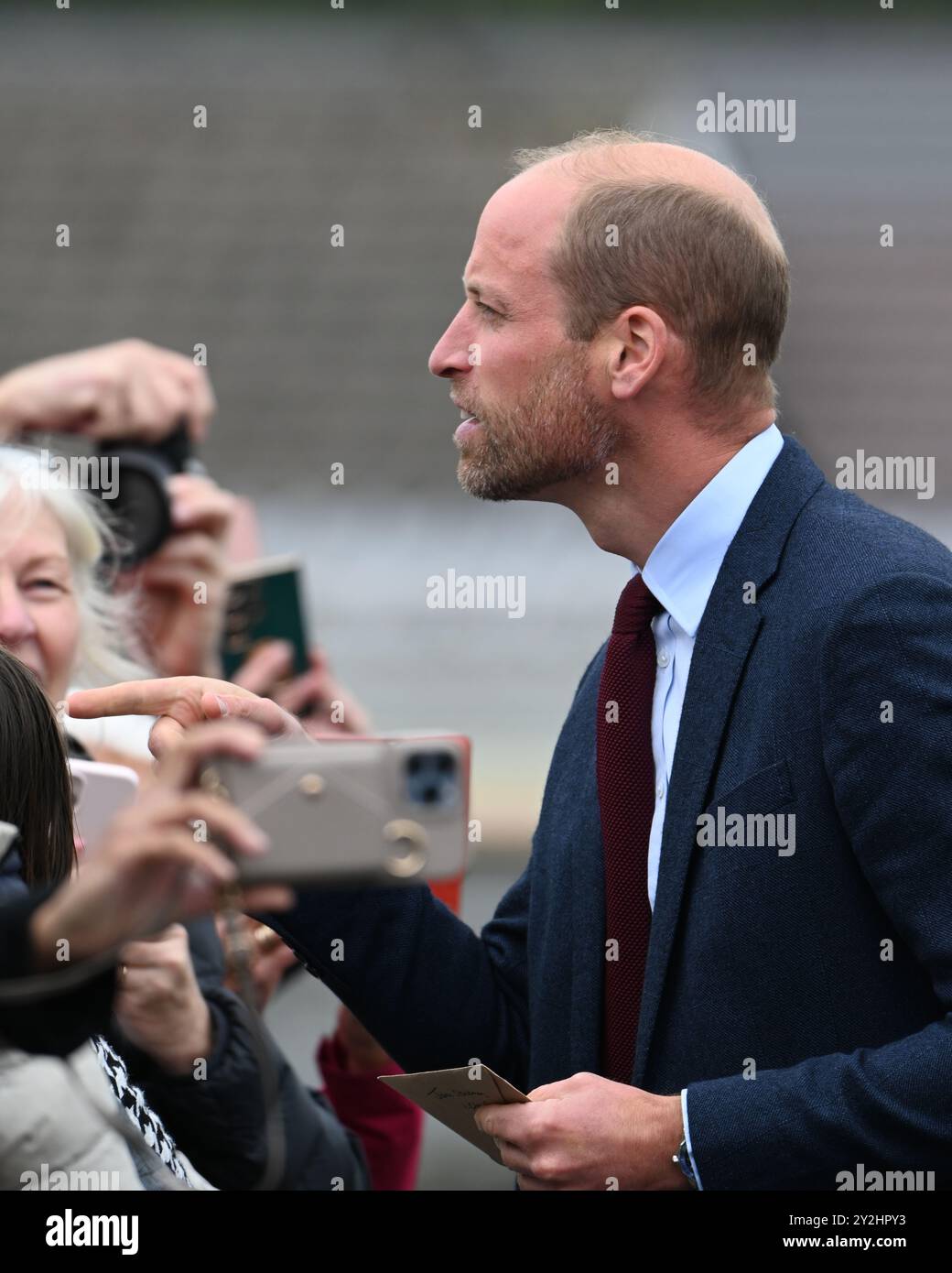 Llanelli, Wales UK 10. September 2024 HRH Prinz William, Prince of Wales begrüßt Wohlwollende vor der Swiss Valley Primary School, wo er Schüler traf, die 2024 am Urdd Eisteddfod teilnahmen, einem einwöchigen Festival, das die walisische Sprache und Kultur feiert. Seine Reise nach Llanelli in Südwales beinhaltete auch einen Besuch der Wales Air Ambulance, deren Schirmherr er ist, und Parc y Scarlets, der Heimat der Scarlets Rugby Union. Stockfoto