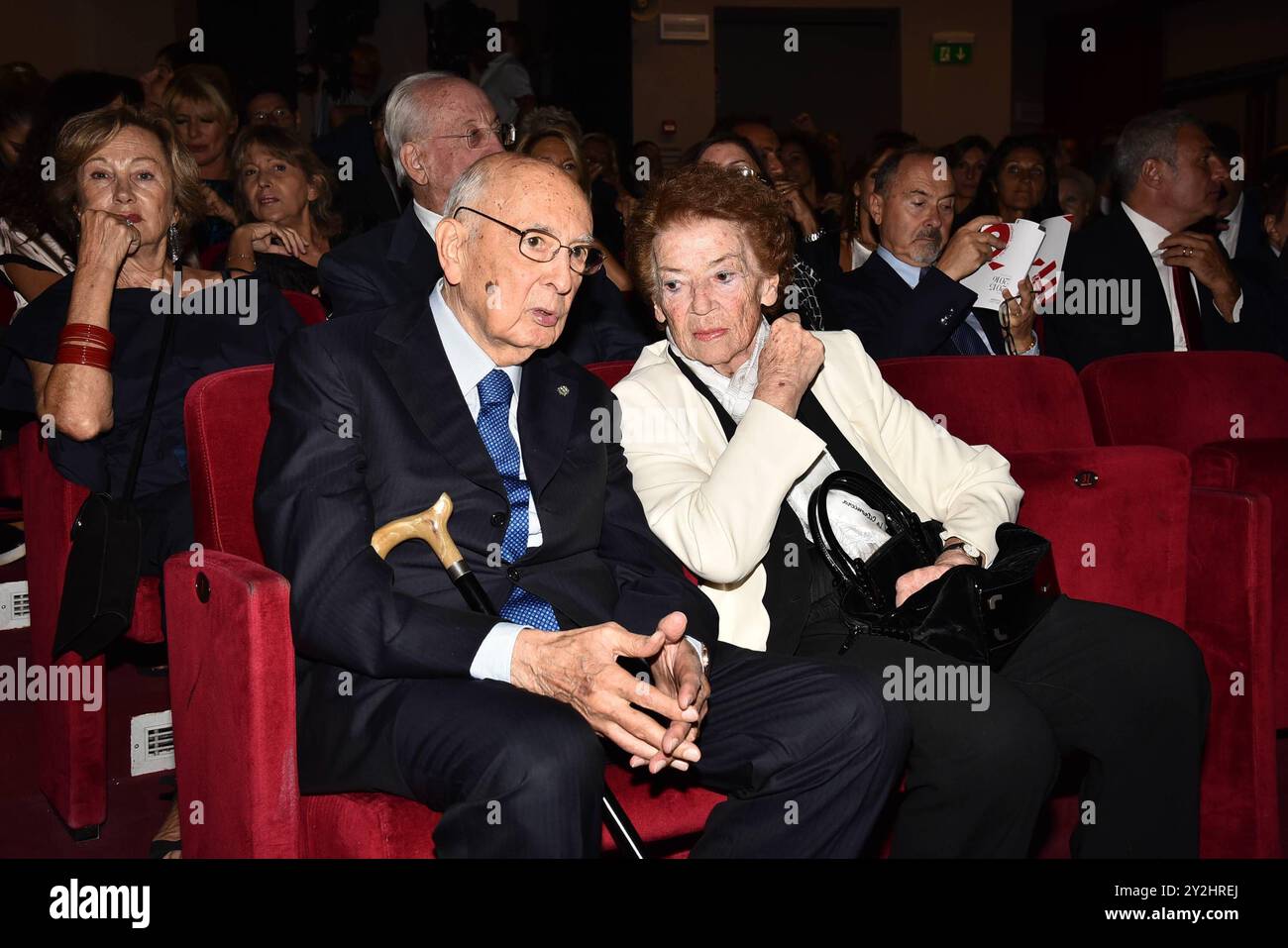 FOTOREPERTOIRE - Rom, Eliseo-Theater Einweihung des Eliseo-Theaters, auf dem Foto: Giorgio Napolitano mit Clio (Rom - 29.09.2015, Vincenzo Landi/ipa-agency.net) ps das Foto kann unter Berücksichtigung des Kontextes, in dem es aufgenommen wurde, und ohne diffamierende Absicht des Dekorums der vertretenen Personen verwendet werden Stockfoto