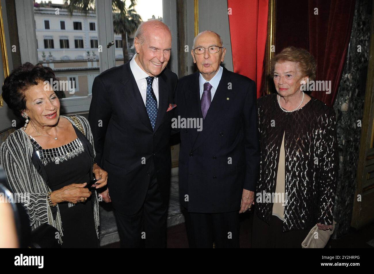 FOTOREPERTOIRE - ROM 23/06/2010 GALADINNER IM PALAZZO RUSPOLI DES VEREINS UMBERTO VERONESI - UMBERTO VERONESI MIT SEINER FRAU SUSANNA GIORGIO NAPOLITANO UND SEINER FRAU CLIO ( - 2016-11-09, Vincenzo Landi Arc/ipa-agency.net) ps das Foto kann unter Berücksichtigung des Kontextes, in dem es aufgenommen wurde, und ohne diffamierende Absicht des Dekorums der repräsentierten Personen verwendet werden Stockfoto