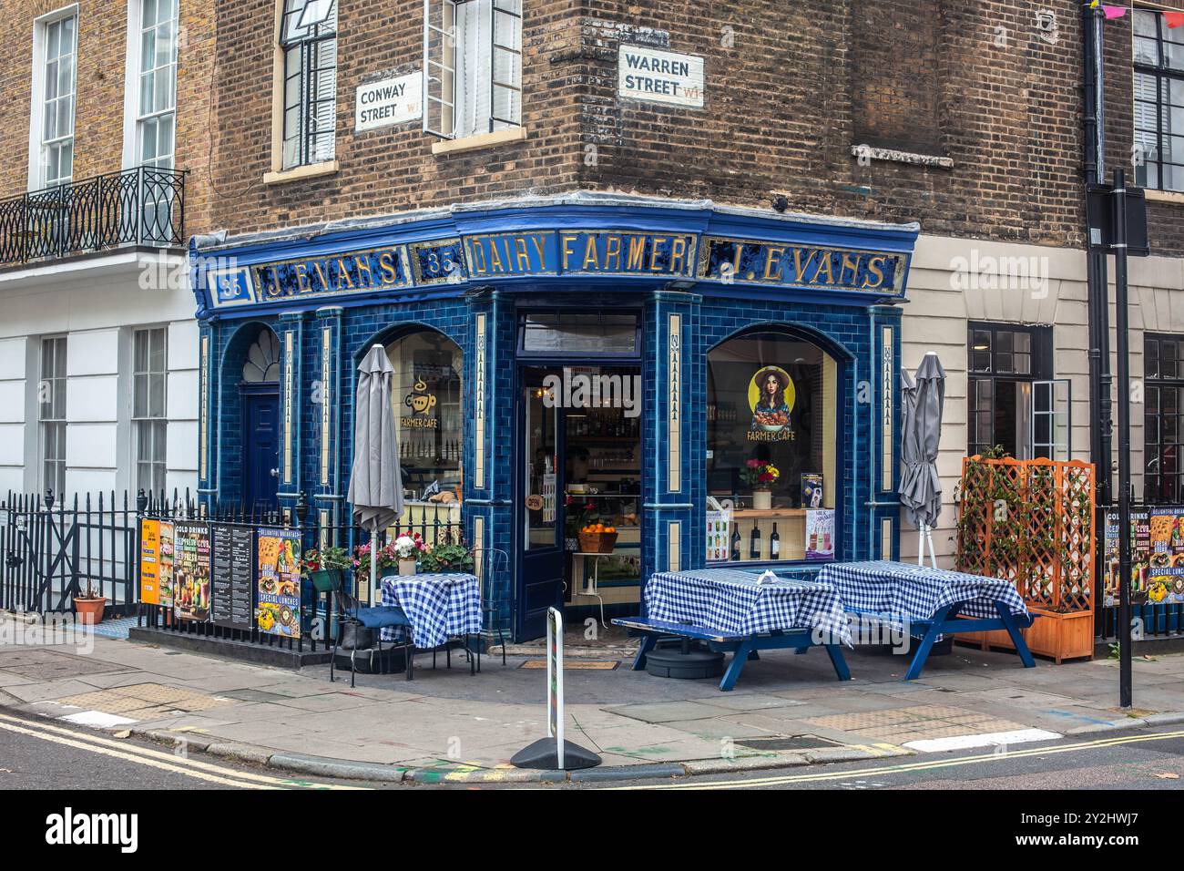 Eckgeschäft von J. Evans, Dairy Farmer, Ecke Warren Street und Conway Street, Fitzrovia, London, England, Großbritannien. Stockfoto