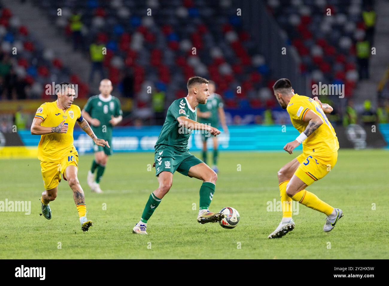 Nicolae Stanciu aus Rumänien, Pijus Sirvys aus Litauen und Andrei Burca aus Rumänien während der UEFA Nations League, Gruppenphase, Liga C, Gruppe C2, Fußballspiel zwischen Rumänien und Litauen am 9. September 2024 im Stadionul Steaua in Bukarest, Rumänien Stockfoto