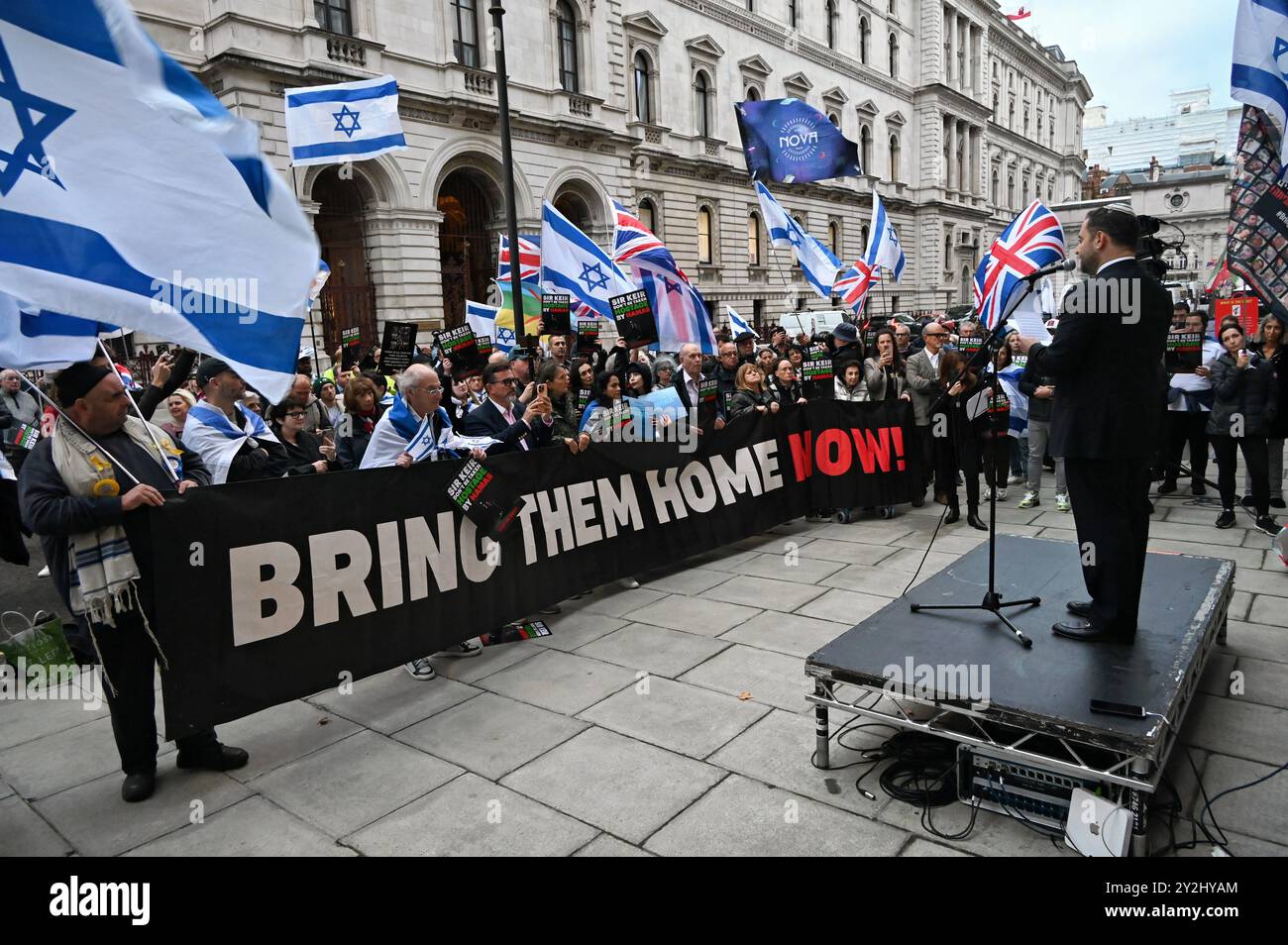 LONDON, GROSSBRITANNIEN. September 2024. Pro-israelische Demonstranten protestieren gegen das Embargo von Keir Starmer für den Verkauf von Waffen an Israel außerhalb des Foreign, Commonwealth & Development Office in London, Großbritannien. (Quelle: Siehe Li/Picture Capital/Alamy Live News Stockfoto