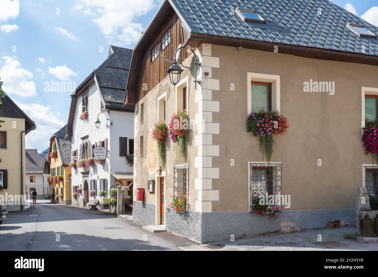 Malborghetto, Italien (7. September 2024) - Häuser im altösterreichischen Stil im Zentrum der Alpenstadt Stockfoto