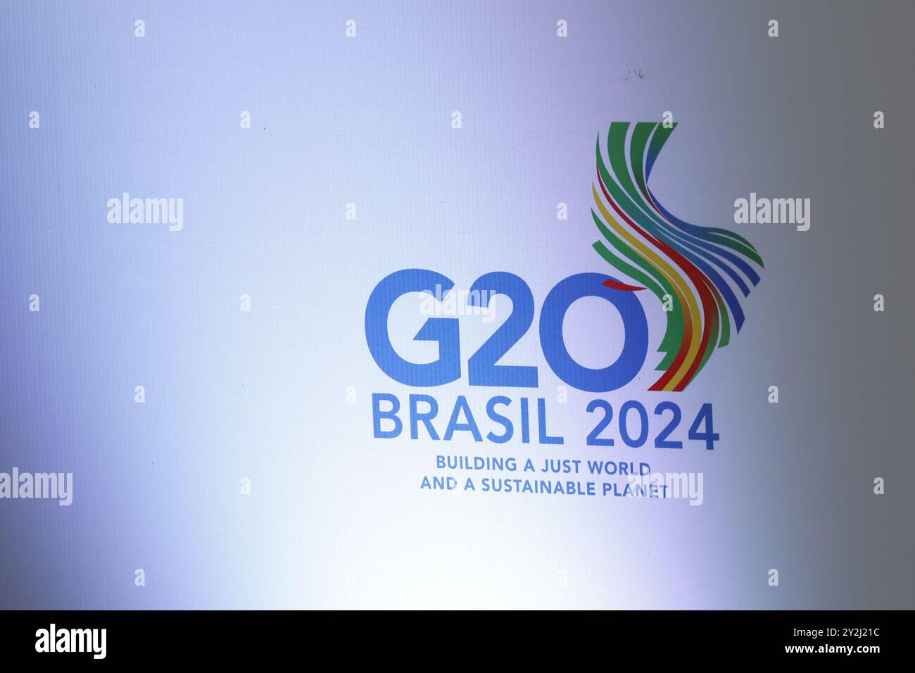 20 Brazil 2024 Summit Logo an der Wand. Als Symbol des Treffens der Gruppe der 20 sprechen die Staats- und Regierungschefs der Länder Fragen der Weltwirtschaft und der nachhaltigen Entwicklung an Stockfoto