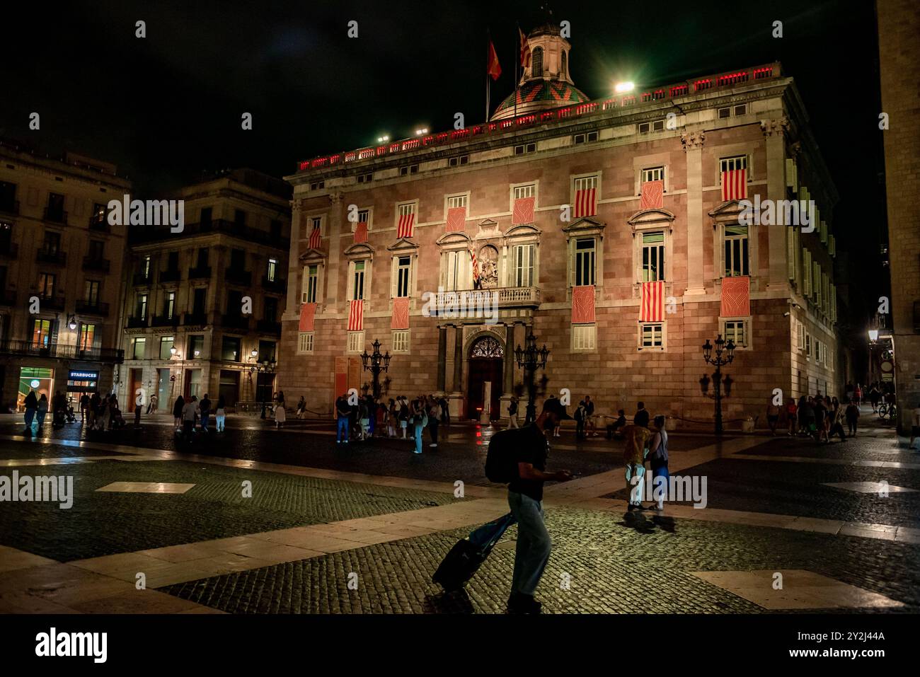 10. September 2024, Barcelona, Spanien: In Barcelona ist die Fassade des Palau de la Generalitat, Sitz der katalanischen Regierung, am Vorabend des katalanischen Nationalfeiertags beleuchtet und mit katalanischen Flaggen oder senyera verziert. Quelle: Jordi Boixareu/Alamy Life News Stockfoto