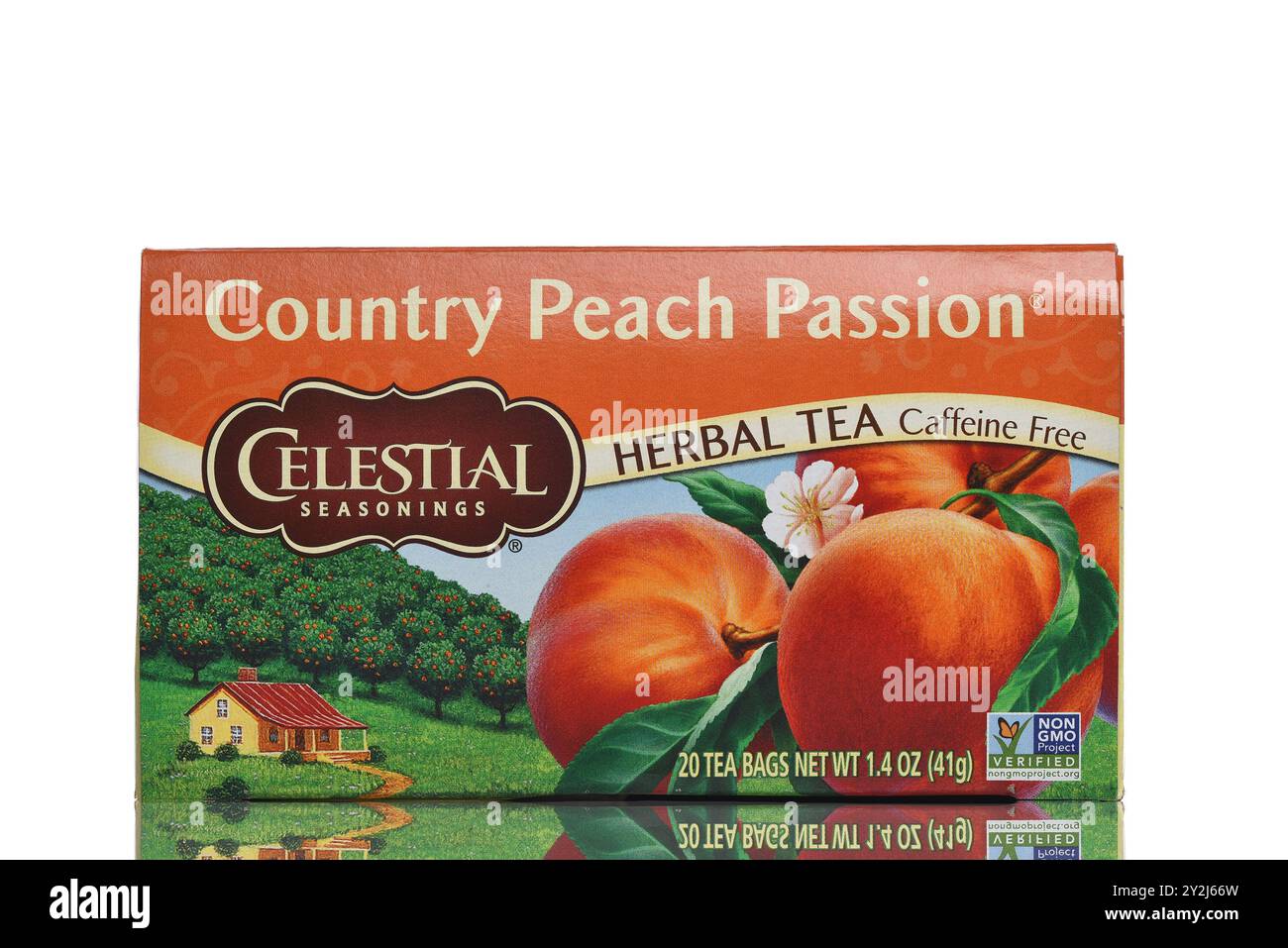 IRVINE, KALIFORNIEN - 6. SEPTEMBER 2024: Eine Schachtel Celestial Seasonings Country Peach Passion Kräutertee. Stockfoto