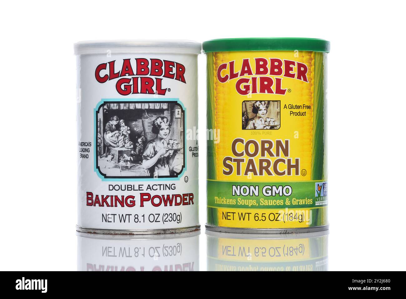 IRVINE, KALIFORNIEN - 6. SEPTEMBER 2024: Eine Dose Clabber Girl Backpulver und Maisstärke. Stockfoto