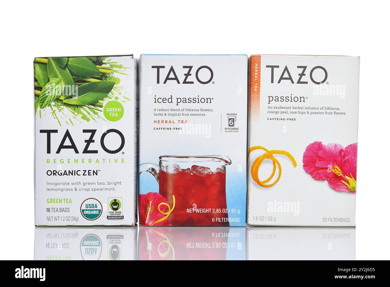 IRVINE, KALIFORNIEN - 6. SEPTEMBER 2024: Drei Kisten Tazo Kräutertees, Bio Zen, Iced Passion und Passion. Stockfoto