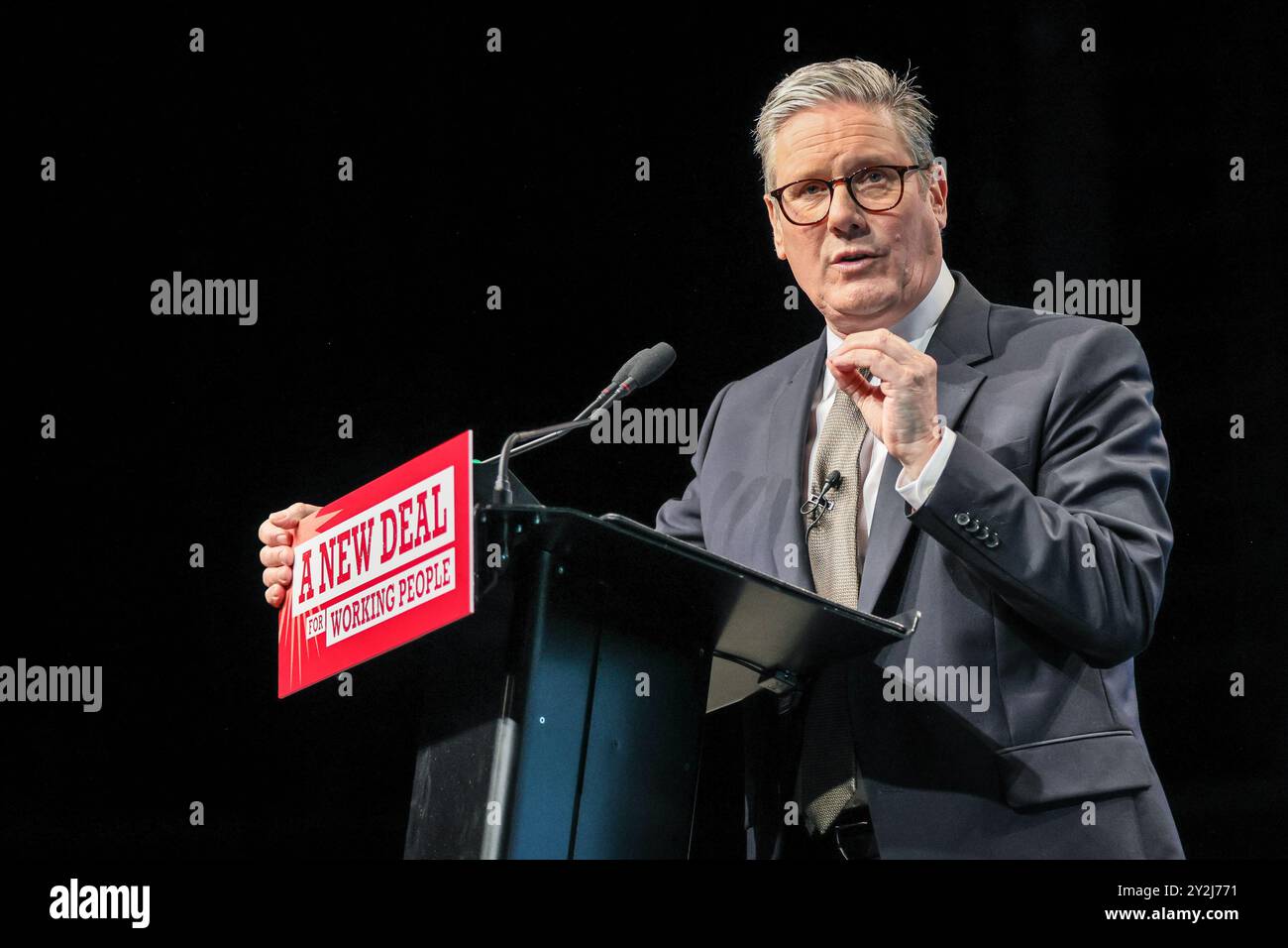 Brighton, Großbritannien. September 2024. Sir Keir Starmer, Premierminister des Vereinigten Königreichs, spricht auf der jährlichen Konferenz des Trades Union Congress (TUC) im Brighton Centre in Brighton. Quelle: Imageplotter/Alamy Live News Stockfoto