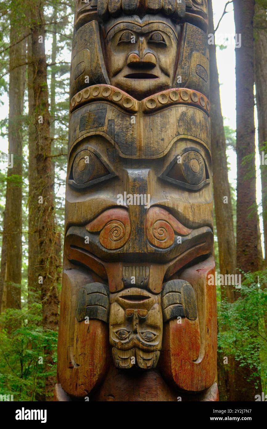 SITKA, ALASKA – 9. Juli 2023: Totempfähle sind Denkmäler, die von den First Nations of the Pacific Nordwest geschaffen wurden, um die Abstammung zu repräsentieren und zu erinnern Stockfoto
