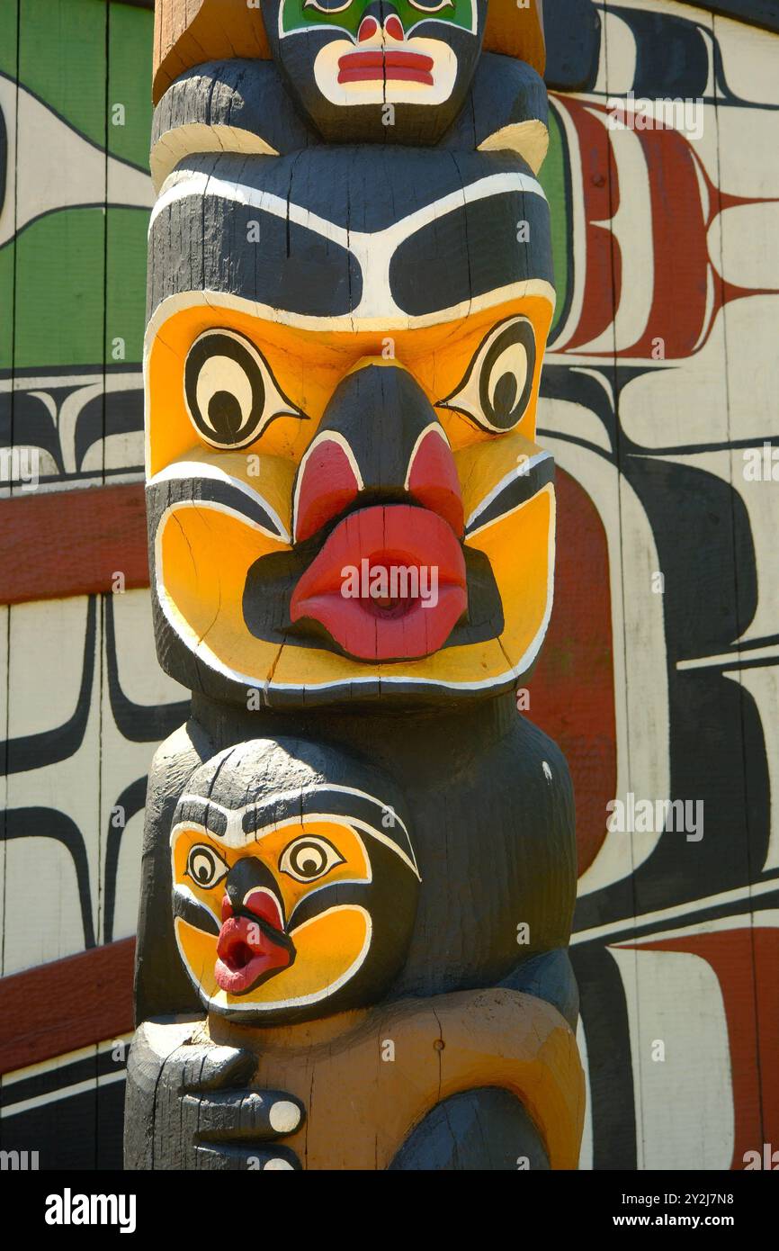VICTORIA, BC, KANADA - 11. Juli 2023: Totempfähle sind Denkmäler, die von den First Nations des Pazifischen Nordwestens geschaffen wurden, um ancest zu repräsentieren und zu gedenken Stockfoto