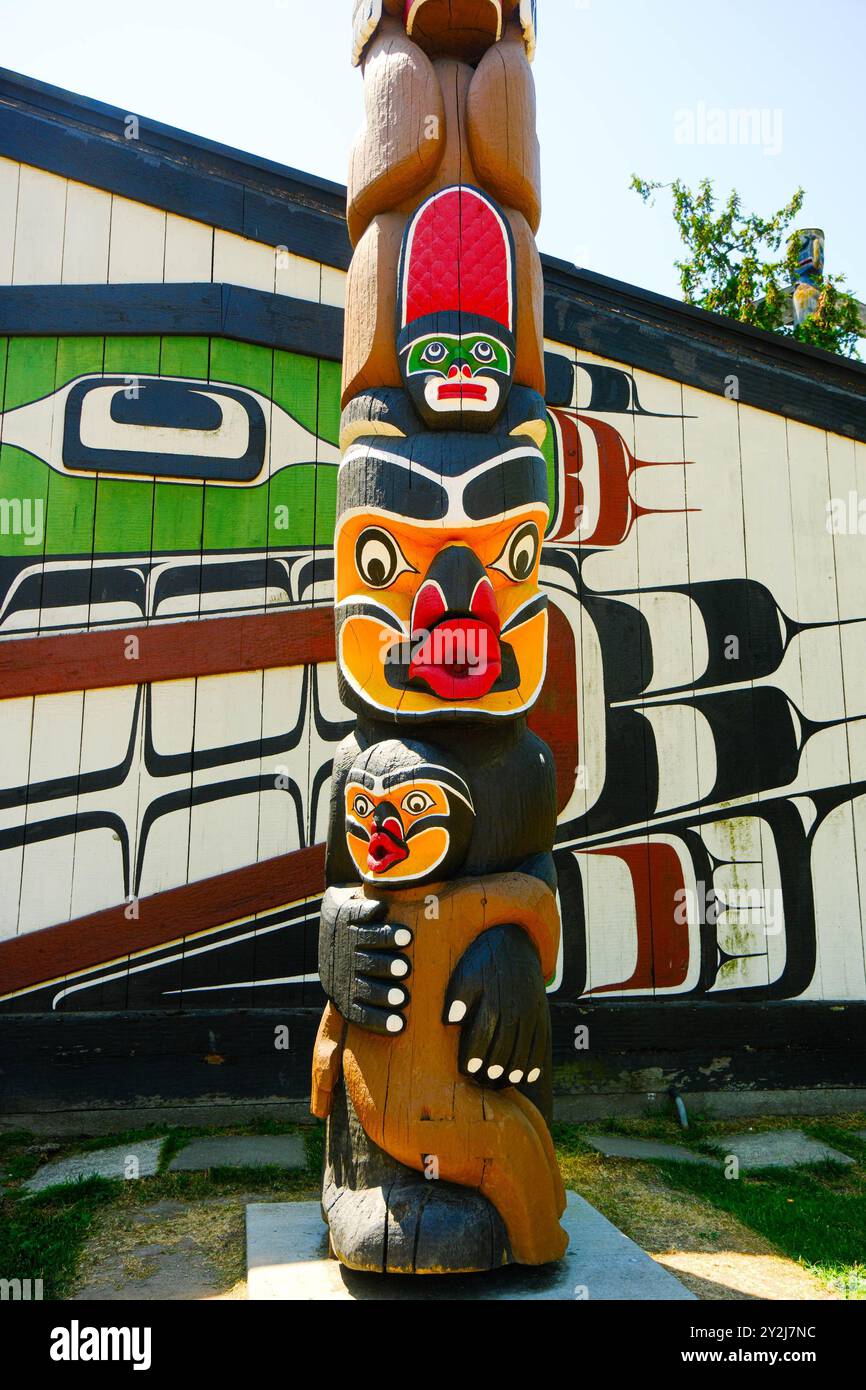 VICTORIA, BC, KANADA - 11. Juli 2023: Totempfähle sind Denkmäler, die von den First Nations des Pazifischen Nordwestens geschaffen wurden, um ancest zu repräsentieren und zu gedenken Stockfoto