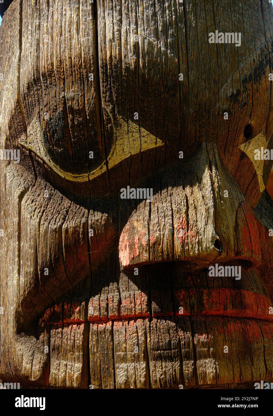 VICTORIA, BC, KANADA - 11. Juli 2023: Totempfähle sind Denkmäler, die von den First Nations des Pazifischen Nordwestens geschaffen wurden, um ancest zu repräsentieren und zu gedenken Stockfoto