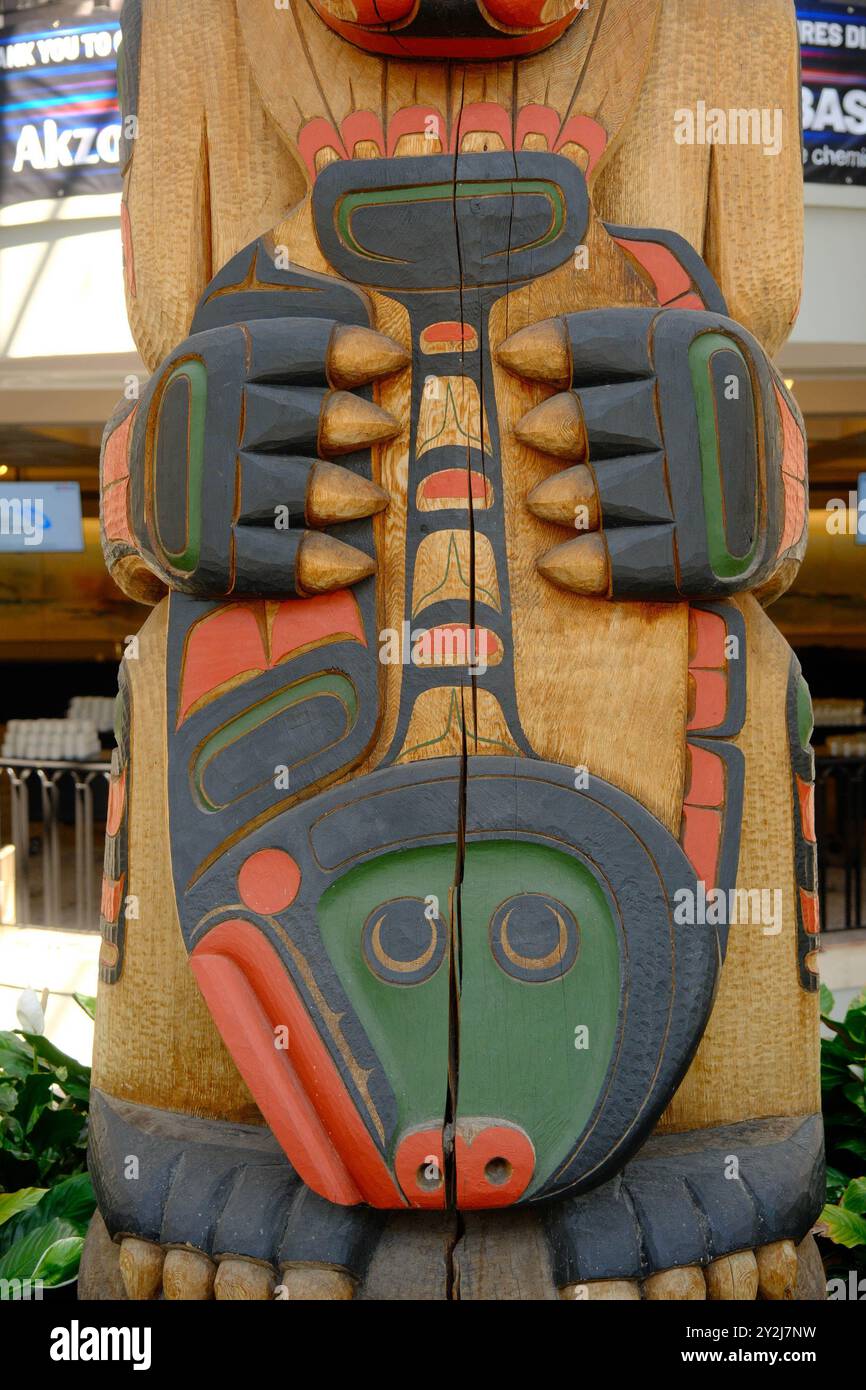 VICTORIA, BC, KANADA - 11. Juli 2023: Totempfähle sind Denkmäler, die von den First Nations des Pazifischen Nordwestens geschaffen wurden, um ancest zu repräsentieren und zu gedenken Stockfoto