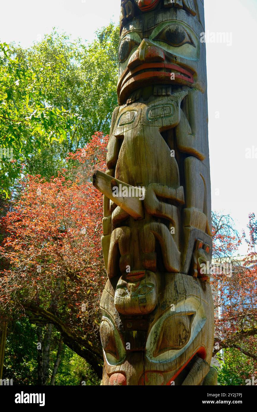 VICTORIA, BC, KANADA - 11. Juli 2023: Totempfähle sind Denkmäler, die von den First Nations des Pazifischen Nordwestens geschaffen wurden, um ancest zu repräsentieren und zu gedenken Stockfoto