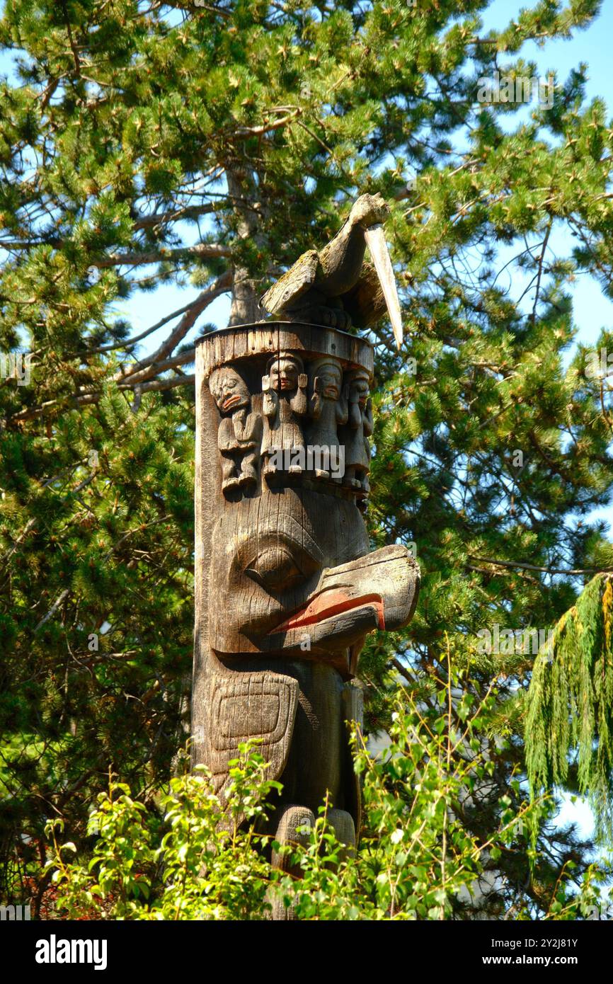 VICTORIA, BC, KANADA - 11. Juli 2023: Totempfähle sind Denkmäler, die von den First Nations des Pazifischen Nordwestens geschaffen wurden, um ancest zu repräsentieren und zu gedenken Stockfoto