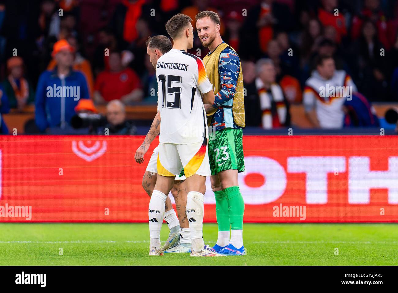 Amsterdam, Niederlande. September 2024. AMSTERDAM, NIEDERLANDE - 10. SEPTEMBER: Nico Schlotterbeck aus Deutschland interagiert mit Torhüter Mark Flekken aus den Niederlanden nach dem Spiel der UEFA Nations League 2024/25 League A in der Johan Cruijff Arena am 10. September 2024 in Amsterdam. (Foto: Joris Verwijst/BSR Agency) Credit: BSR Agency/Alamy Live News Stockfoto