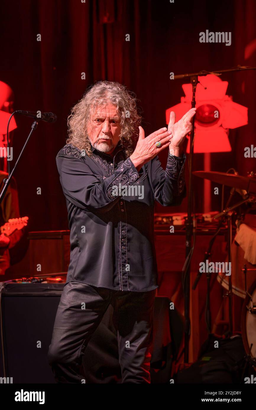 LED Zeppelins Sänger Robert Plant klatscht im Konzert die Hände Stockfoto
